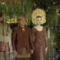 Setelah resmi menikah dan menjadi pasangan suami-istri, pada sore harinya Thariq Halilintar dan Aaliyah Massaid menggelar acara resepsi pernikahan pada Jumat (26/7/24) di Hotel Raffles, Kuningan, Jakarta Selatan. Acara resepsi pernikahannya itu disiarkan secara langsung di akun YouTube milik Thariq Halilintar. Foto: YouTube/Thariq Halilintar