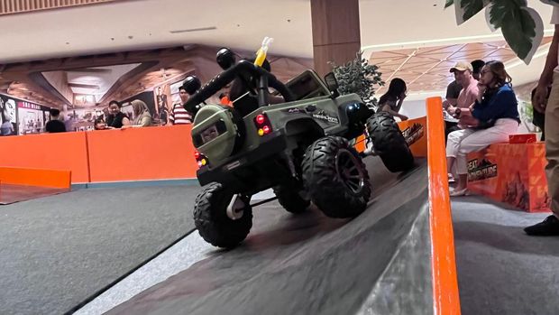 Ada trek drifting dan offroad di dalam mall khusus buat anak-anak