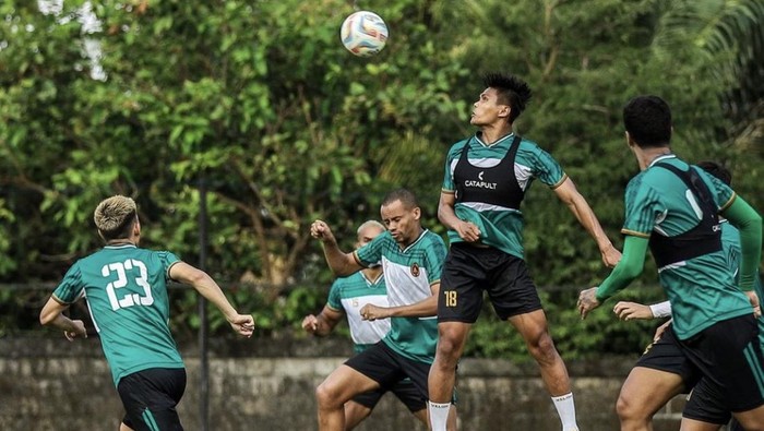 Aksi Fachruddin dan Cleberson di sesi latihan PSS Sleman, Rabu (25/7/2024).