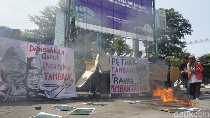 Aksi Forum Cik Di Tiro mendesak Muhammadiyah menolak konsesi tambang di UNISA Yogyakarta, Sabtu (27/7/2024).