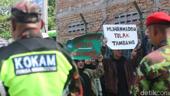 Aliansi Muda Peduli Muhammadiyah menggelar aksi di kompleks Unisa Yogyakarta yang menjadi lokasi Konsolidasi Nasional Muhammadiyah, Sabtu (27/7/2024).