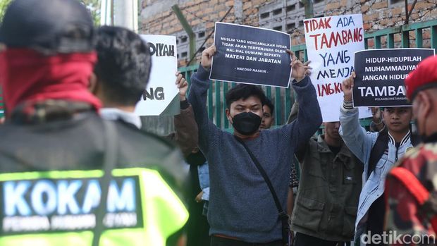 Aliansi Muda Peduli Muhammadiyah menggelar aksi di kompleks Unisa Yogyakarta yang menjadi lokasi Konsolidasi Nasional Muhammadiyah, Sabtu (27/7/2024).