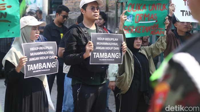 Aliansi Muda Peduli Muhammadiyah menggelar aksi di kompleks Unisa Yogyakarta yang menjadi lokasi Konsolidasi Nasional Muhammadiyah, Sabtu (27/7/2024).