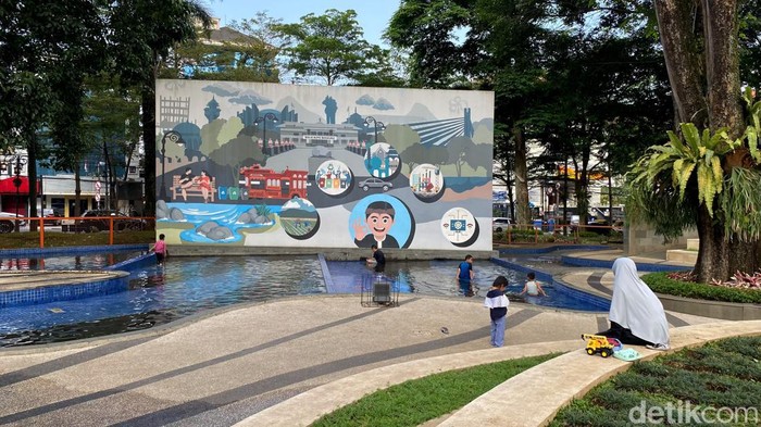 Anak-anak berenang di kolam Taman Sejarah Bandung.