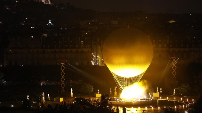 PARIS, FRANCE - JULY 26: A general view of a balloon carrying the Olympic cauldron after it was lit during the Opening Ceremony of the Olympic Games Paris 2024 on July 26, 2024 in Paris, France. (Photo by Peter Cziborra - Pool/Getty Images)