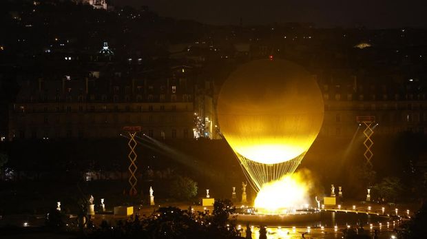 PARIS, FRANCE - JULY 26: A general view of a balloon carrying the Olympic cauldron after it was lit during the Opening Ceremony of the Olympic Games Paris 2024 on July 26, 2024 in Paris, France. (Photo by Peter Cziborra - Pool/Getty Images)