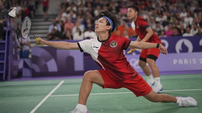 Indonesias Apriyani Rahayu, left, and Siti Fadia Silva Ramadhanti play against Japans Mayu Matsumoto and Wakana Nagahara during their womens doubles badminton group stage match at Porte de la Chapelle Arena during the 2024 Summer Olympics, Saturday, July 27, 2024, in Paris, France. (AP Photo/Dita Alangkara)