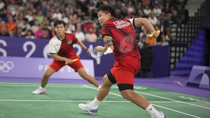 Indonesias Apriyani Rahayu, left, and Siti Fadia Silva Ramadhanti play against Japans Mayu Matsumoto and Wakana Nagahara during their womens doubles badminton group stage match at Porte de la Chapelle Arena during the 2024 Summer Olympics, Saturday, July 27, 2024, in Paris, France. (AP Photo/Dita Alangkara)