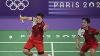 Matsumoto/Nagahara tak terkejar lagi di gim kedua, mereka menang 21-15. Dengan hasil ini, Matsumoto/Nagahara dan Chen Qingchen/Jia Yifan ada di dua posisi teratas klasemen Bulutangkis Olimpiade 2024 Ganda Putri Grup A. Chen Qingchen/Jia Yifan ada di posisi teratas usai menang atas Pearly Tan/Thinaah Muralitharan dua gim langsung 21-17 dan 22-20 pada pertandingan pertama Olimpiade 2024. Sementara itu, Apri/Fadia dan Pearly Tan/Thinaah Muralitharan ada di dua posisi terbawah. AP/Kin Cheung