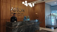 Aston Pekalongan Syariah menerapkan prinsip-prinsip syariah Islam dalam melayani setiap tamu yang datang. Petugas prianya berbaju muslim rapi, sedangkan petugas wanitanya berhijab syari. (Wahyu Setyo/detikTravel)