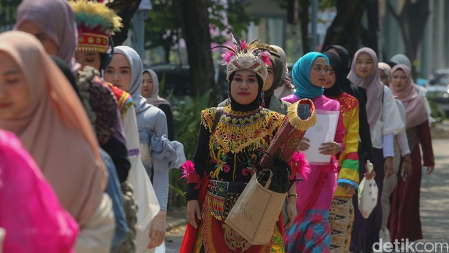 Di audisi Emeron Hijab Hunt 2024 kali ini juga ada bakat monolog yang dibawakan oleh Ernawati (21 tahun). Ia akan menyajikan monolog yang berjudul Perempuan Dititik Nol. Wanita yang tinggal di Bogor ini menjelaskan cerita yang akan ia tampilkan di depan juri. “Karena kalau dari ceritanya sendiri pada zaman dulu pernah ada di titik terendah yang pernah diacuhkan, jadikan budak, dan untuk cerita ini aku mau memberikan inspirasi untuk hijabers karena harus bersyukur atas previllege yang sudah didapatkan zaman sekarang,” terang Ernawati. Foto: Rifkianto Nugroho.