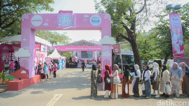 Audisi Emeron Hijab Hunt 2024 masih berlangsung, para peserta antre untuk menunjukkan bakatnya yang menginspirasi di depan juri. Ada yang tampil dengan busana adat Indonesia dan membawa properti untuk menunjang penampilan. Wolipop melihat para peserta sudah siap dengan busana terbaiknya. Ada yang menampilkan bakat bernyanyi hingga menari tradisional. Foto: Rifkianto Nugroho/