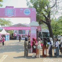 Audisi Emeron Hijab Hunt 2024 masih berlangsung, para peserta antre untuk menunjukkan bakatnya yang menginspirasi di depan juri. Ada yang tampil dengan busana adat Indonesia dan membawa properti untuk menunjang penampilan. Wolipop melihat para peserta sudah siap dengan busana terbaiknya. Ada yang menampilkan bakat bernyanyi hingga menari tradisional. Foto: Rifkianto Nugroho/