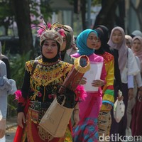 Di audisi Emeron Hijab Hunt 2024 kali ini juga ada bakat monolog yang dibawakan oleh Ernawati (21 tahun). Ia akan menyajikan monolog yang berjudul Perempuan Dititik Nol. Wanita yang tinggal di Bogor ini menjelaskan cerita yang akan ia tampilkan di depan juri. “Karena kalau dari ceritanya sendiri pada zaman dulu pernah ada di titik terendah yang pernah diacuhkan, jadikan budak, dan untuk cerita ini aku mau memberikan inspirasi untuk hijabers karena harus bersyukur atas previllege yang sudah didapatkan zaman sekarang,” terang Ernawati. Foto: Rifkianto Nugroho.