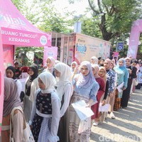 Tiba saatnya hijabers Jabodetabek menunjukkan bakat uniknya di audisi Emeron Hijab Hunt 2024 di Parkir Downtown Summarecon Mall Bekasi, hari ini (27/7/2024). Hijabers berbakat sudah siap untuk mengikuti audisi Emeron Hijab Hunt 2024 di Jabodetabek, di Ada yang menampilkan aksi melukis di atas pasir, bernyanyi sambil bermain gitar, puisi, hingga monolog. Foto: Rifkianto Nugroho.