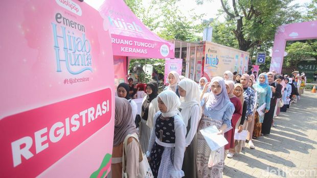 Registrasi audisi Emeron Hijab Hunt 2024 Jabodetabek di Summarecon Mall Bekasi, Sabtu (27/7/2024).