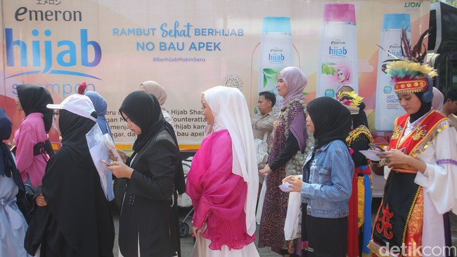 Maudy mengungkapkan terinspirasi oleh Vina Candrawati, seorang pelukis pasir Indonesia. Ia juga ingin memperkenalkan seni melukis pasir ke hijabers lainnya. “Aku terinspirasi dari dari stasiun televisi seorang pelukis pasir, Vina Candrawati dan di Indonesia masih sedikit jadi aku kepengen bawa seni lukis pasir di atas panggung,” jelasnya. Foto: Rifkianto Nugroho.