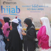 Maudy mengungkapkan terinspirasi oleh Vina Candrawati, seorang pelukis pasir Indonesia. Ia juga ingin memperkenalkan seni melukis pasir ke hijabers lainnya. “Aku terinspirasi dari dari stasiun televisi seorang pelukis pasir, Vina Candrawati dan di Indonesia masih sedikit jadi aku kepengen bawa seni lukis pasir di atas panggung,” jelasnya. Foto: Rifkianto Nugroho.