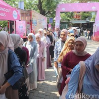 Peserta audisi Emeron Hijab Hunt 2024 yang unik dan bisa memberikan inspirasi, seperti Mutiara Adi Winasti (18 tahun) yang memakai busana etnik kebaya Jawa dan membawakan lagu campur sari. “Soalnya tanggal 24 Juli 2024 kemarin adalah Hari Kebaya Nasional, jadi aku pakai kebaya. aaku kepengen bernyanyi campur sari dan melestasikan lagu-lagu Jawa agar orang Kota bisa melihat kita itu bisa juga melestarikannya juga,” ungkap Muti. Muti menyanyikan lagu Seu Kuto ciptaan Didi Kempot, ia menuturkan lagu ini selalu dikenang dan Didi Kempot merupakan seorang legend. “Harapannya dari akh sendiri ingin maju, yang terbaik semoga menang dan melestarikan budaya Indonesia,” pungkasnya. Foto: Rifkianto Nugroho.