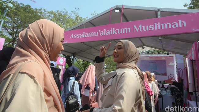 Wolipop sudah mewawancarai Maudy Salma Andriane (24 tahun) yang menunjukkan bakat unik dengan melukis di atas pasir. Ia ingin mengasah keterampilannya di Emeron Hijab Hunt 2024. “Hari ini aku mau melukis pasir. Jadi memang aku profesinya desainer grafis dan seniman. Aku juga suka ilustrasi untuk show aku ingin menggambar di media pasir. Ini baru sebulan aku coba dan try something new semoga bisa,” ujar Maudy. Foto: Rifkianto Nugroho.