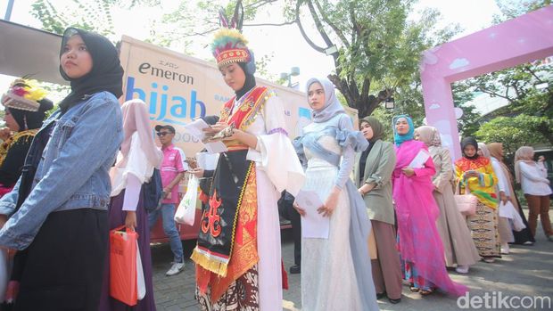 Registrasi audisi Emeron Hijab Hunt 2024 Jabodetabek di Summarecon Mall Bekasi, Sabtu (27/7/2024).