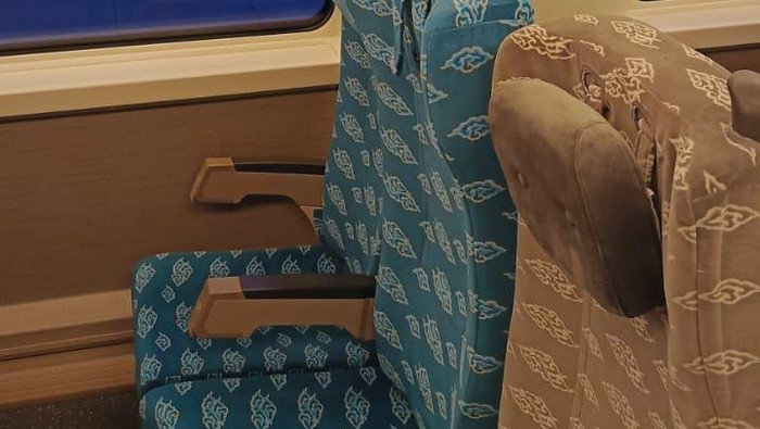 Bantak di kursi Kereta Cepat Whoosh