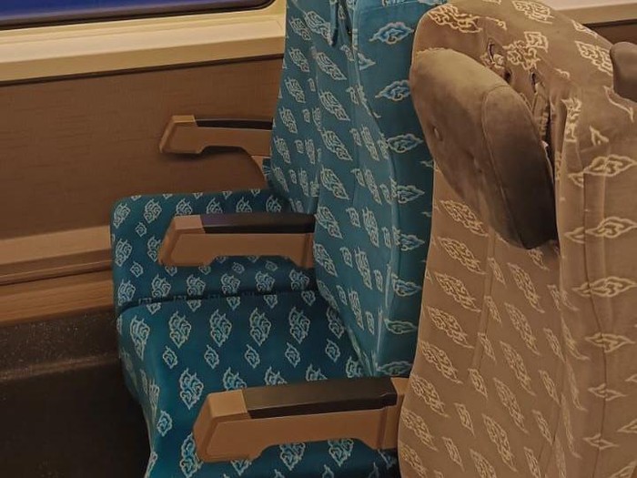 Bantak di kursi Kereta Cepat Whoosh