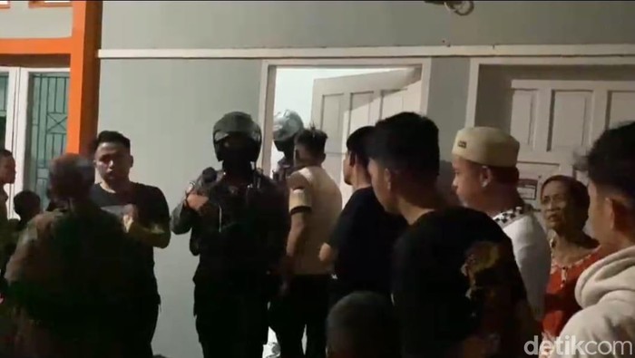 Remaja berinisial AH (20) di Kabupaten Bone, Sulawesi Selatan (Sulsel), nyaris diamuk massa lantaran diduga menculik bocah inisial MR (8).