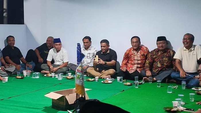 Budi Setiawan saat ajak Eko Setiawan kumpul bersilahturahmi dengan warga.