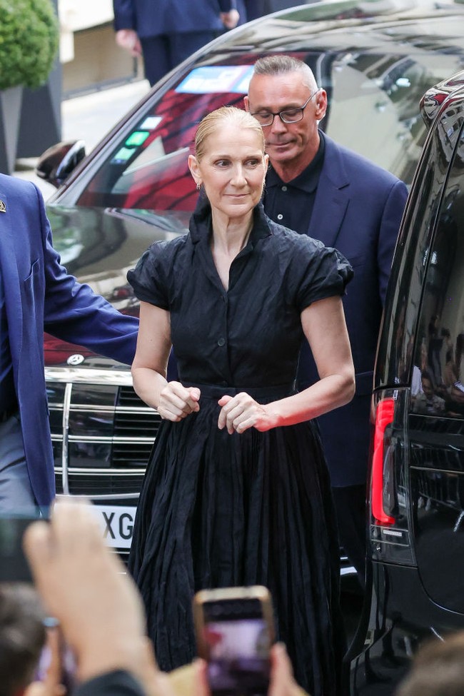 Celine Dion tiba di Paris pada Kamis (24/7/2024). Tampil tanpa makeup dengan gaun hitam, ia mendapat sambutan hangat dari warga. Foto: GC Images/MEGA