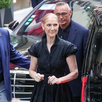Celine Dion tiba di Paris pada Kamis (24/7/2024). Tampil tanpa makeup dengan gaun hitam, ia mendapat sambutan hangat dari warga. Foto: GC Images/MEGA