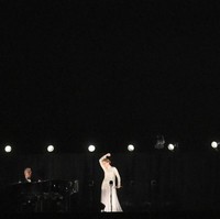 Gaun terbuat dari ribuan mutiara dan lebih dari 500 meter rumbai. Menciptakan penampilan berkelas yang elegan sekaligus mewah. Foto: dpa/picture alliance via Getty I/picture alliance