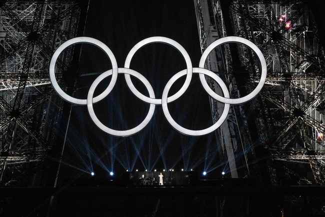 Celine Dion tampil membawakan lagu ‘Hymne A L’Amour’ di puncak Menara Eiffel, Paris, Prancis, pada Jumat (26/7/2024). Ini penampilan perdana sang legenda setelah didiagnosa stiff-person syndrome beberapa tahun lalu. Foto: Getty Images/Kevin Voigt