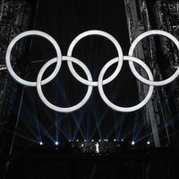 Celine Dion tampil membawakan lagu ‘Hymne A L’Amour’ di puncak Menara Eiffel, Paris, Prancis, pada Jumat (26/7/2024). Ini penampilan perdana sang legenda setelah didiagnosa stiff-person syndrome beberapa tahun lalu. Foto: Getty Images/Kevin Voigt