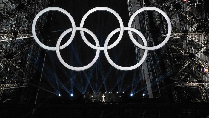Celine Dion tampil di Menara Eiffel saat upacara pembukaan Olimpiade Paris 2024 Paris 2024 pada 26 Juli 2024 di Paris, Prancis.