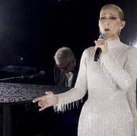 Penyanyi 56 tahun ini mengenakan gaun lengan panjang dari koleksi Dior haute couture uang dirancang Maria Grazia. Foto: Olympic Broadcasting Services via AP