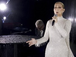 Gaya Berkilau Celine Dion dengan Gaun Mutiara di Pembukaan Olimpiade 2024
