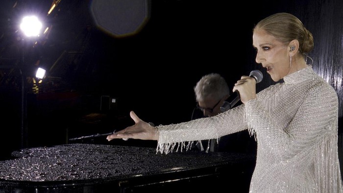 Celine Dion tampil di Menara Eiffel saat upacara pembukaan Olimpiade Paris 2024 Paris 2024 pada 26 Juli 2024 di Paris, Prancis.