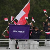 Dalam keterangan tertulis, disebutkan bahwa pakaian sarat dengan detail yang terlihat jelas dalam setiap desainnya. Mulai dari jahitan yang rumit hingga penempatan subtil emblem Indonesia berwarna merah putih yang terbuat dari kulit. Blangkon, penutup kepala tradisional Jawa, misalnya hadir dalam sentuhan kontemporer dengan bahan kulit dan denim. (Foto: REUTERS/Aleksandra Szmigiel)
