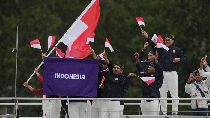 Paris 2024 Olympics - Opening Ceremony - Paris, France - July 26, 2024. Athletes of Indonesia aboard a boat in the floating parade on the river Seine during the opening ceremony. REUTERS/Aleksandra Szmigiel