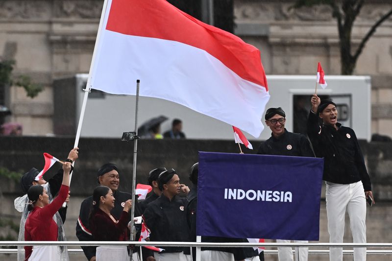 Kontingan Indonesia mengikuti defile dengan menaiki kapal menyusuri sungai Seine saat pembukaan Olimpiade Paris 2024 di Paris, Prancis, Kamis (26/7/2024). Sebanyak 205 kontingen dari negara peserta mengikuti defile pembukaan Olimpiade Paris 2024 dengan menggunakan 85 kapal menyusuri sungai Seine sejauh 6 km dari jembatan Austerlitz menuju Trocadero, dekat Menara Eiffel. ANTARA FOTO/Wahyu Putro A/NZ