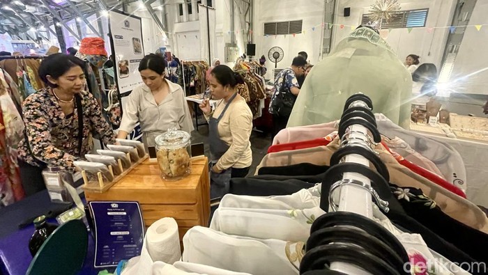Deretan UMKM Meriahkan Kebaya Fest 2024 di Pos Bloc UMKM menjajakan berbagai busana kebaya dalam gelaran Kebaya Fest 2024 di Pos Bloc, Pasar Baru, Jakarta Pusat, Jum'at (26/7).