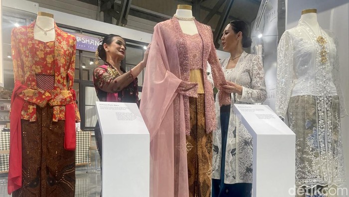 Deretan UMKM Meriahkan Kebaya Fest 2024 di Pos Bloc UMKM menjajakan berbagai busana kebaya dalam gelaran Kebaya Fest 2024 di Pos Bloc, Pasar Baru, Jakarta Pusat, Jum'at (26/7).