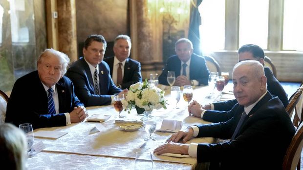 Donald Trump bertemu dengan Perdana Menteri (PM) Israel   Benjamin Netanyahu di Palm Beach, Fla, Jumat (26/7/2024). (AP Photo/Alex Brandon)