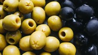 Buah zaitun sering dijadikan bahan di makanan atau minuman, tapi bagi sebagian orang rasa buah zaitun tidak seenak kelihatannya. Foto: Site/Pool