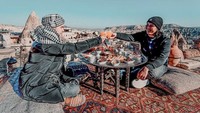 Ini momen kedekatan El dan Dul saat liburan di Turki. Mereka menikmati hidangan dengan pemandangan indah. Foto: Instagram @elrumi