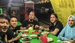 El Rumi Kompak Makan Bareng Keluarga Besar, Ini Potretnya