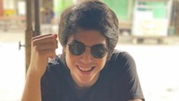 Terakhir ada momen El Rumi saat kulineran di warung kaki lima. Ia menikmati tahu lontong lengkap dengan sate ayamnya. Foto: Instagram @elrumi