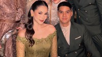 Banyak video yang memperlihatkan bahwa El Rumi kondangan bersama Syifa Hadju. Bahkan El Rumi mengajak berfoto bersama dengan Al Ghazali dan Alyssa Daguisse. Foto: Instagram @elrumi