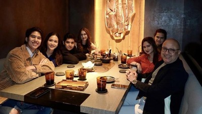 El Rumi Kompak Makan Bareng Keluarga Besar, Ini Potretnya